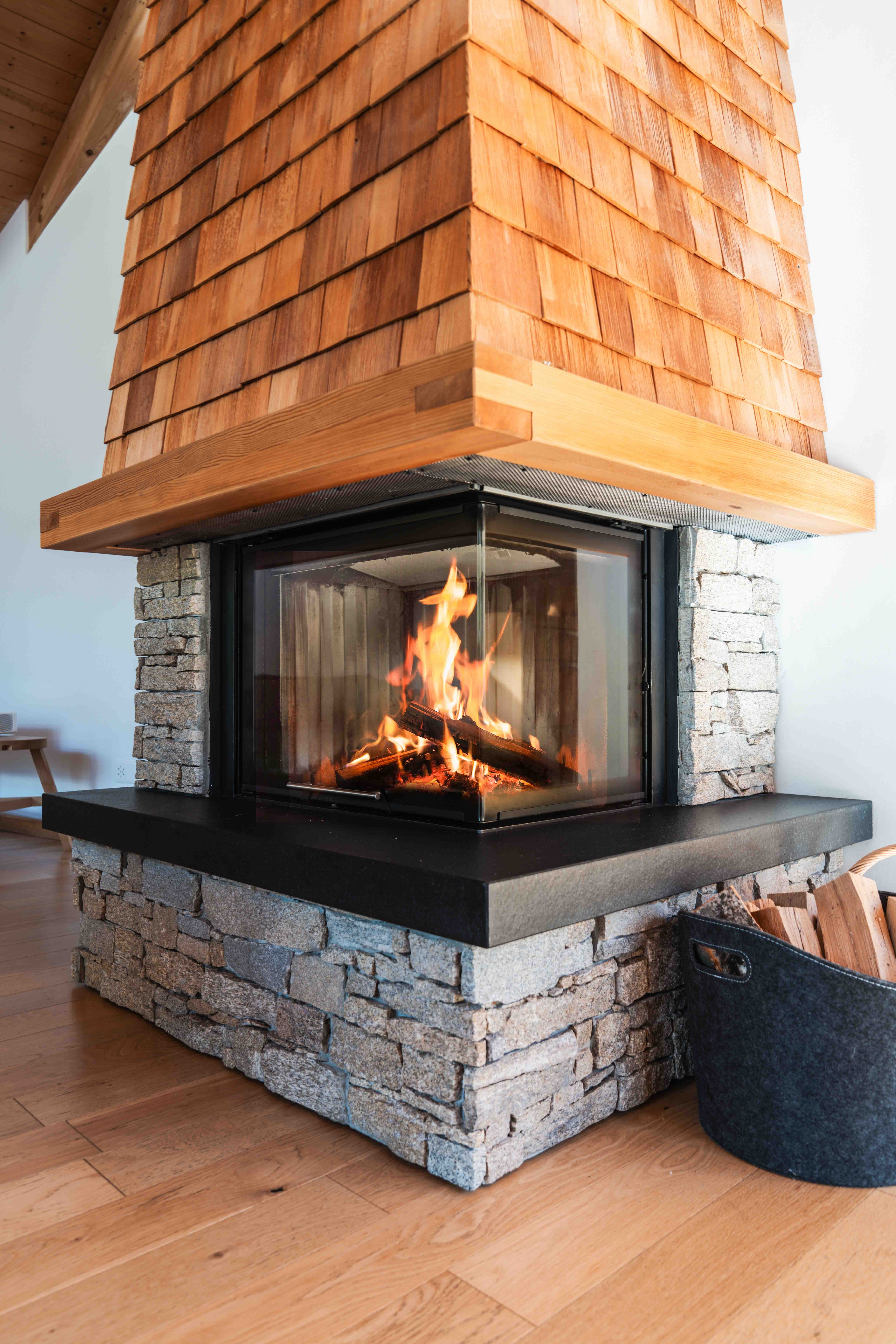 Three-sided glazed fireplace