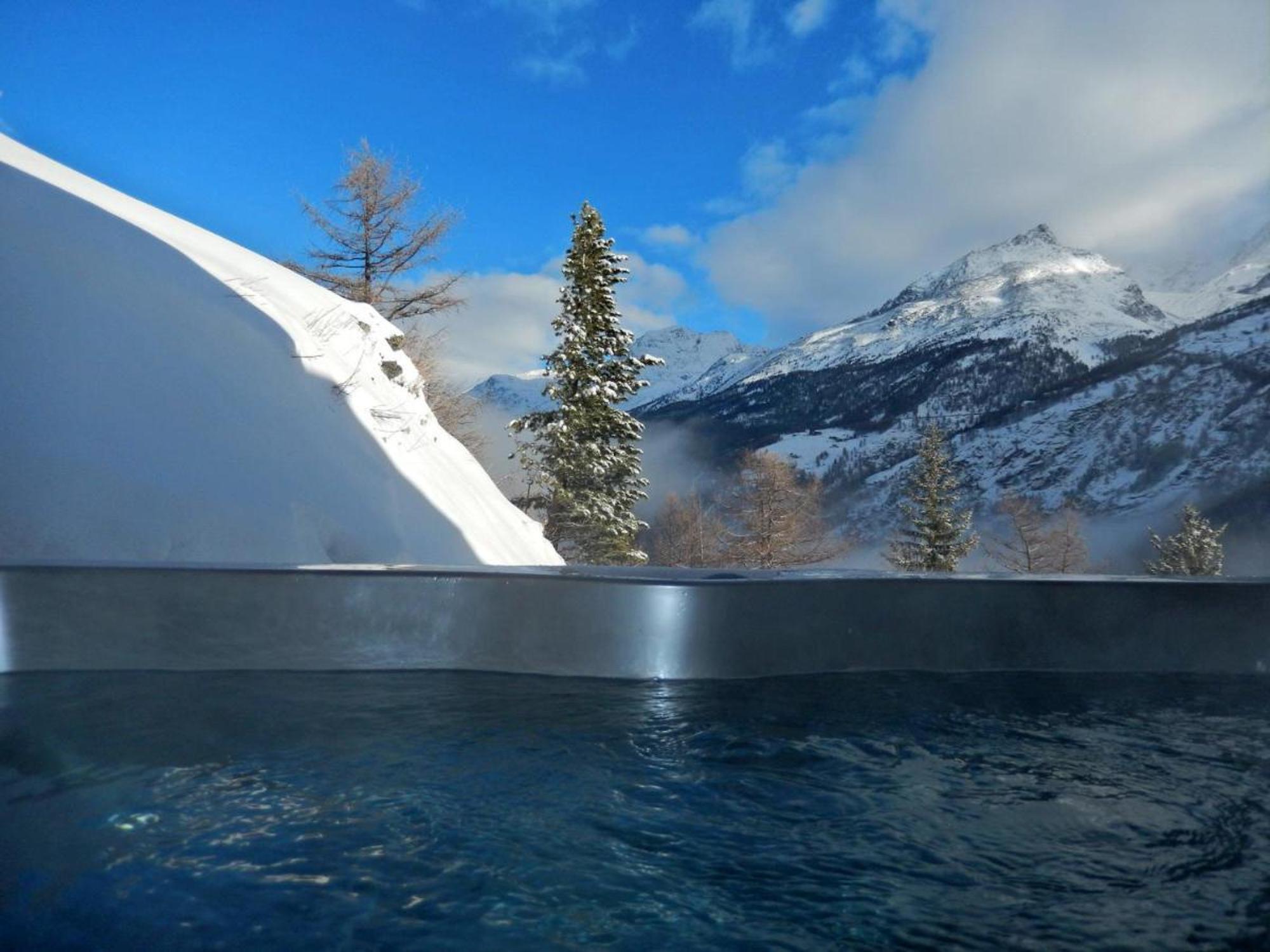 Outdoor jacuzzi